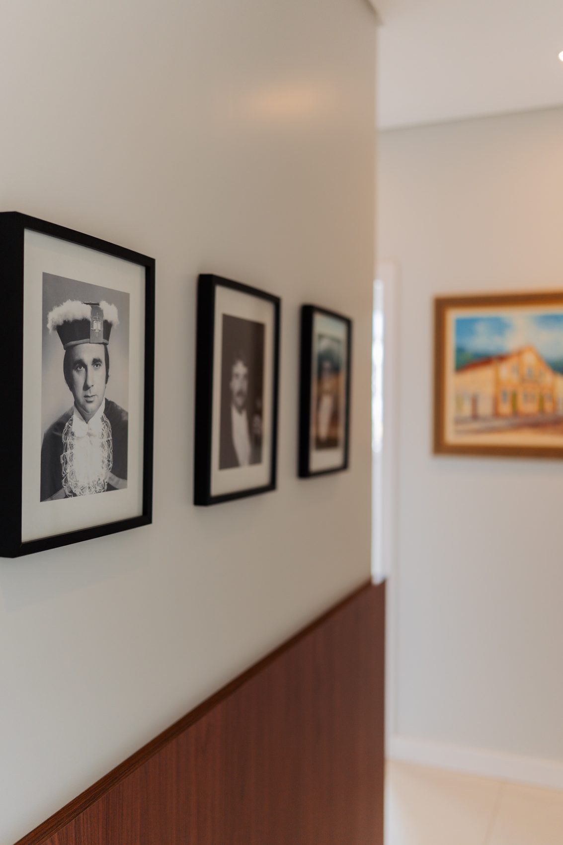 Galeria com retratos das gerações da família Abrahão